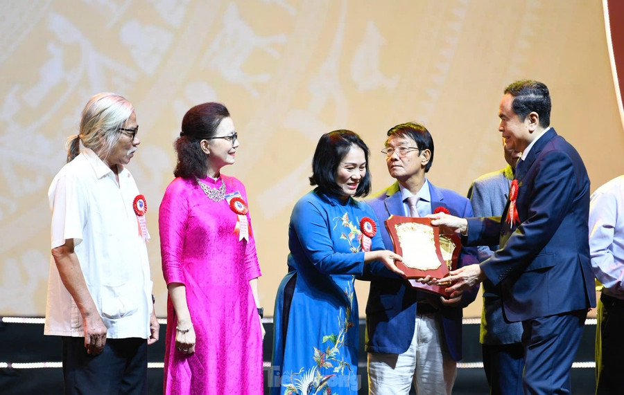 Thủ tướng Chính phủ Phạm Minh Chính và Chủ tịch Quốc hội Trần Thanh Mẫn trao biểu trưng tri ân các nhà báo lão thành. Ảnh: Như Ý. Thủ tướng Chính phủ Phạm Minh Chính và Chủ tịch Quốc hội Trần Thanh Mẫn trao biểu trưng tri ân các nhà báo lão thành. Ảnh: Như Ý.