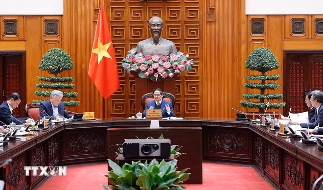 Thủ tướng Phạm Minh Chính chủ trì họp về sắp xếp tinh gọn tổ chức bộ máy của Quân đội, Công an. (Ảnh: Dương Giang/TTXVN)