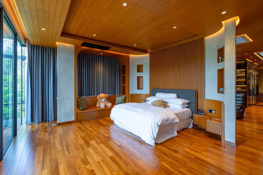 Không gian phòng ngủ được thiết kế rộng rãi với những ô cửa kính lớn để tận dụng ánh sáng tự nhiên. Bên cạnh đó để đảm bảo sự riêng tư, phòng được lắp thêm hệ thống rèm cửa lớn.