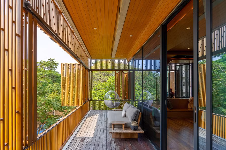 Hiên bên ngoài tầng hai được thiết kế rộng rãi, có mái che lớn. Đây là nơi thư giãn, thưởng trà và đọc sách của gia chủ.