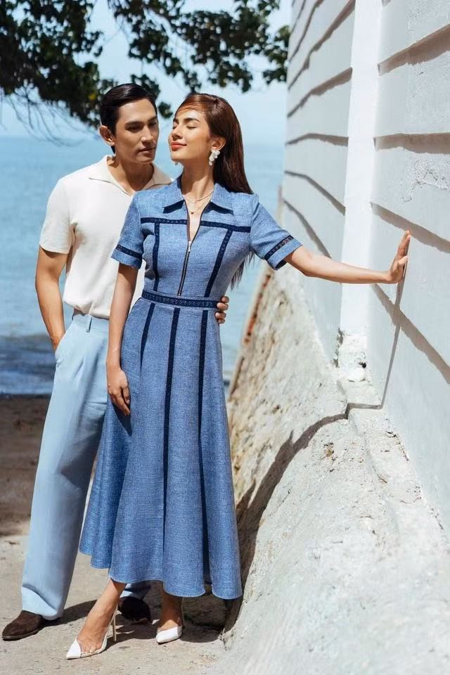 Bộ đầm dài dáng xòe với các đường gân cùng tông màu xanh đậm, tạo điểm nhấn mạnh mẽ, tôn lên vẻ khỏe khoắn và thanh lịch cho người mặc. ẢNH: LÊ HOUSE