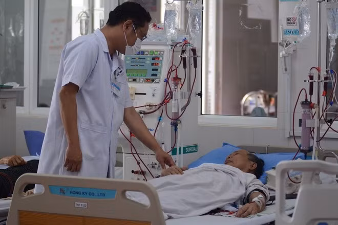 Bác sỹ Chuyên khoa II Nguyễn Anh Tuấn, Trưởng khoa Thận nhân tạo-Lọc máu, Bệnh viện C Đà Nẵng thăm khám cho bệnh nhân. (Ảnh: Văn Dũng/TTXVN)