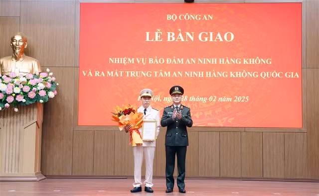 Lễ Thứ trưởng Phạm Thế Tùng trao Quyết định bổ nhiệm chức vụ Giám đốc Trung tâm An ninh hàng không quốc gia đối với Đại tá Phạm Hoàng Điệp. Ảnh: Bộ Công an