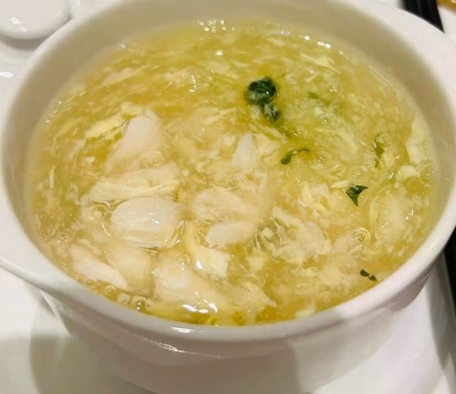 Súp gà giúp bổ sung protein, chất điện giải, tăng khả năng hồi phục. ẢNH: CÁT ANH