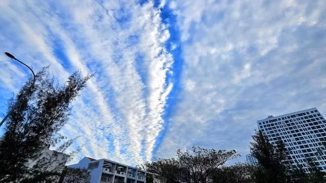 Hình dạng mây được người dân chụp lại vì ấn tượng. ẢNH: TRỊNH CƯỜNG