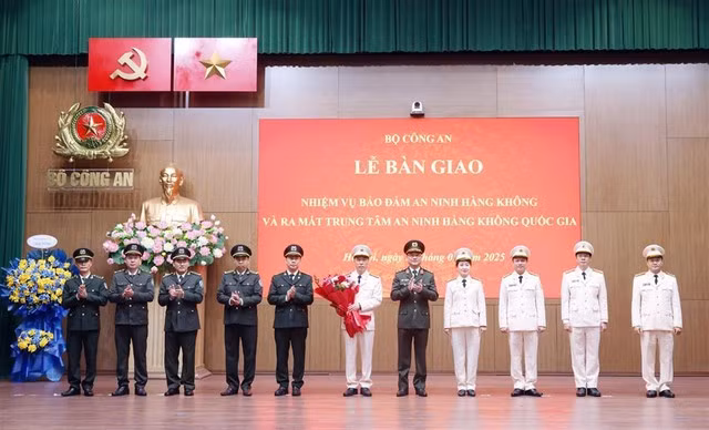 Thứ trưởng Phạm Thế Tùng tặng hoa chúc mừng đại diện lãnh đạo Trung tâm An ninh hàng không quốc gia. Ảnh: Bộ Công an