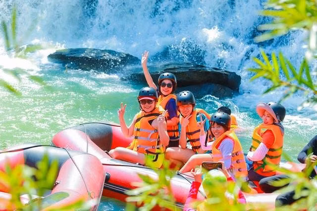 Trải nghiệm chèo thuyền vượt thác tại cụm thác Dray Nur, Gia Long giúp du khách khám phá vẻ đẹp Tây nguyên hùng vĩ và rèn luyện sức khỏe thể chất, tinh thần