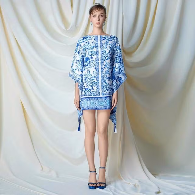 Chiếc đầm liền cùng đôi xăng đan cũng mang màu xanh vừa có thể dự tiệc, vừa có thể làm việc tại văn phòng trong một tinh thần lãng mạn và tươi mát. ẢNH: VALENCIANI