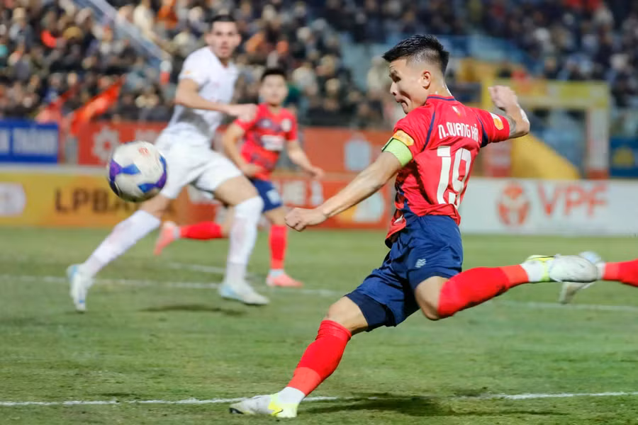 Quang Hải đang chơi ấn tượng trong màu áo CLB CAHN. ảnh: Minh Tú