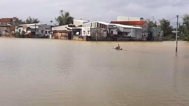 Khu dân cư bị cô lập người dân đi lại bằng ghe. ẢNH: MINH LÊ