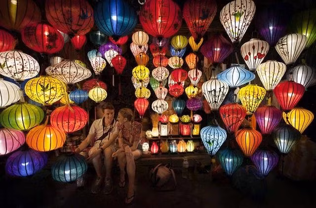 Khung cảnh lãng mạn của phố cổ Hội An về đêm chiếm trọn trái tim của các cặp đôi. ẢNH: VNAT