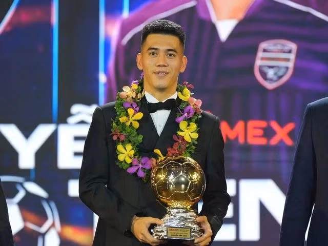 Tiến Linh dành phần thưởng của Quả bóng vàng cho hoạt động thiện nguyện. Ảnh: BTC