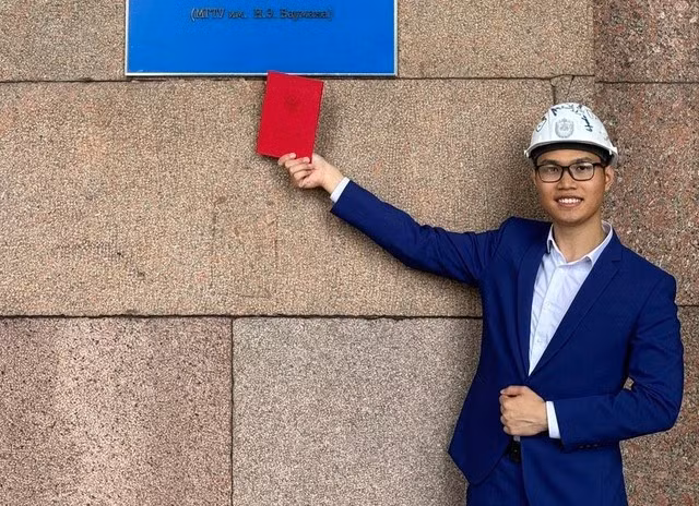 Ngô Duy Khánh tốt nghiệp với tấm bằng cử nhân xuất sắc tại ĐH Tổng hợp Kỹ thuật quốc gia Moskva Bauman. ẢNH: NVCC