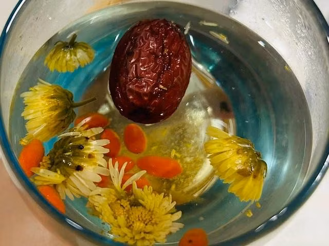 Uống trà thảo mộc giúp dịu họng, giảm ho. ẢNH: CÁT ANH