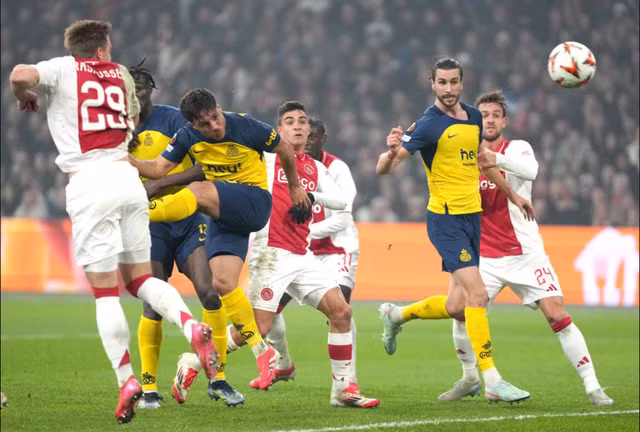 Kevin Mac Allister mở tỉ số...