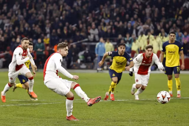 Kenneth Taylor ghi bàn thắng "vàng" từ chấm phạt đền cho Ajax