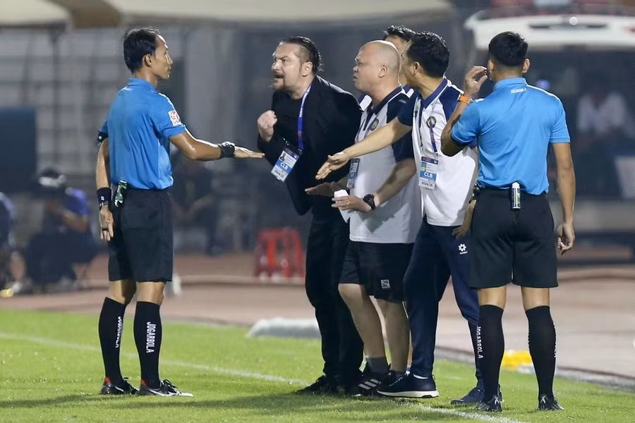 Trọng tài Lê Vũ Linh.