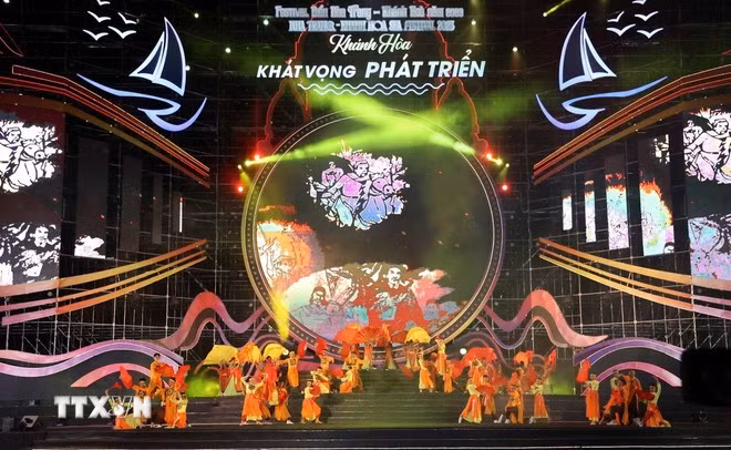 Đại nhạc cảnh "Khánh Hòa sóng hát" mở màn chương trình khai mạc Festival Biển 2023. (Ảnh Đặng Tuấn/TTXVN)