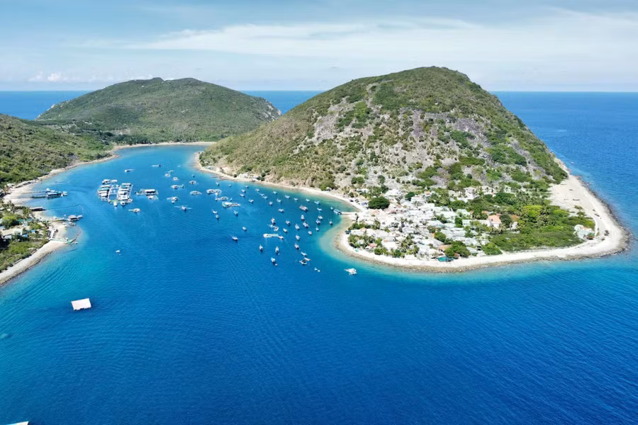 Toàn cảnh Bích Đầm nhìn từ trên cao. ẢNH: BÁ DUY