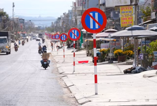 Đoạn đường dài khoảng 1 km của Quốc lộ 27 qua xã Lạc Lâm được lắp đặt 23 bảng cấm đậu xe ngày chẵn.