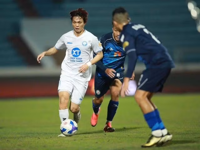 Tuấn Anh (áo trắng) kiến tạo bàn mở tỷ số cho CLB Nam Định. ẢNH: CLB NAM ĐỊNH