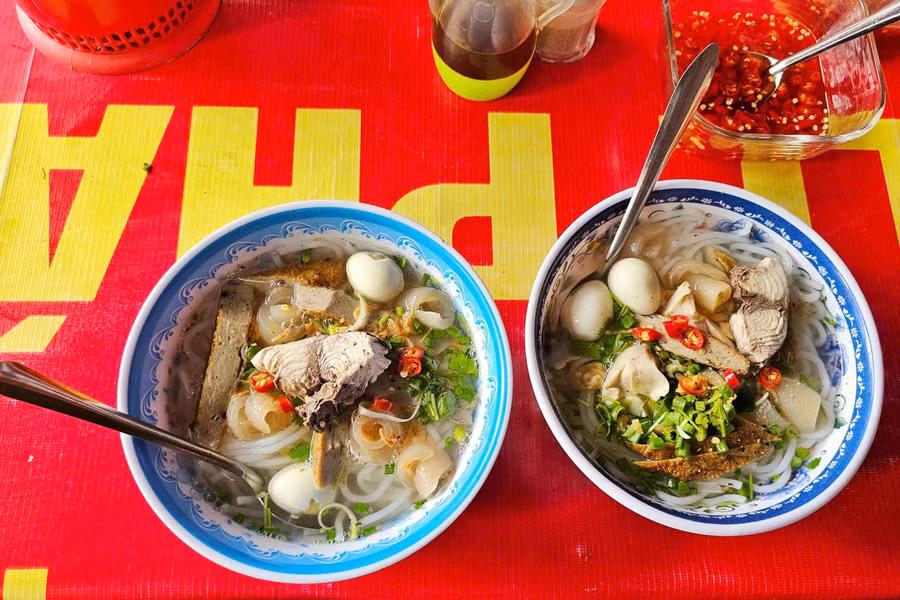 Bánh canh thơm ngon loại "đặc biệt" với giá chỉ 20.000 đồng/tô. ẢNH: BÁ DUY