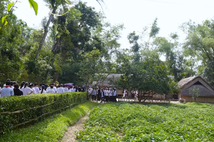 Du khách về thăm Làng Sen