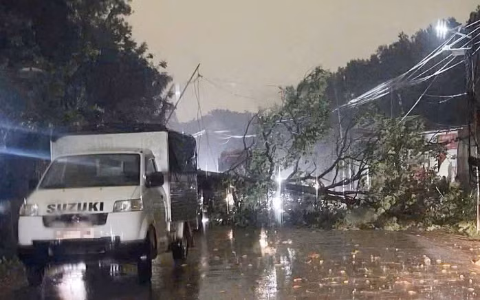 Dông lốc xảy ra ở Thái Nguyên sáng 17-4