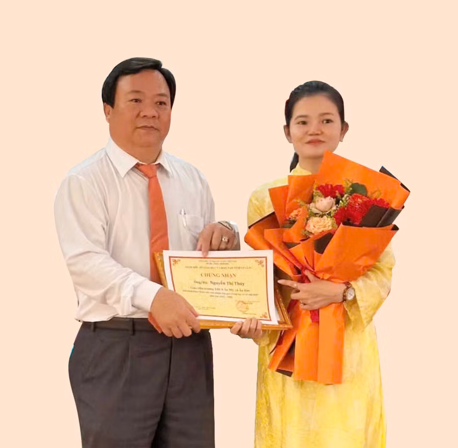 Cô Nguyễn Thị Thúy là 1 trong 5 giáo viên đạt giải nhất hội thi giáo viên chủ nhiệm lớp giỏi THCS cấp tỉnh năm học 2025-2026. Ảnh: NVCC