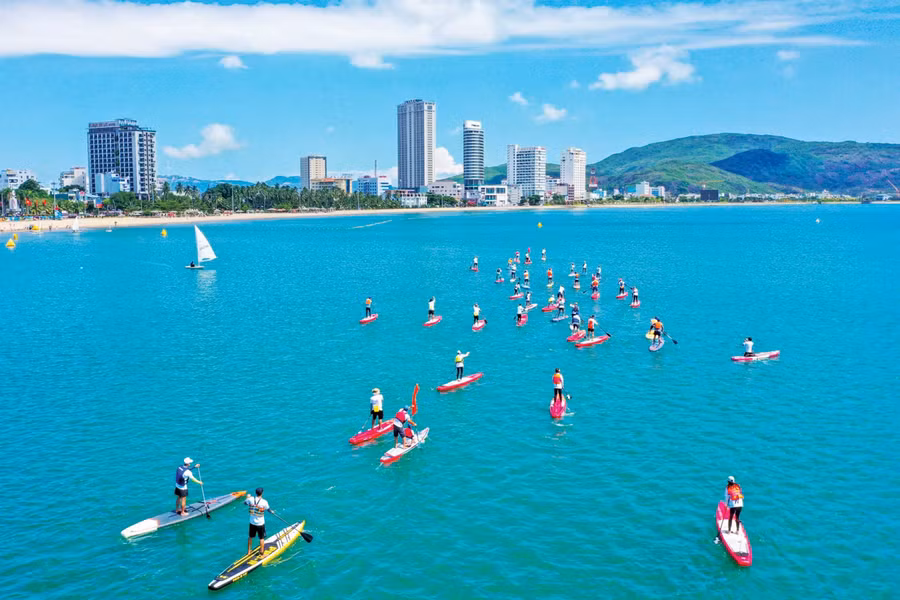 Khu vực biển Quy Nhơn có nhiều tiềm năng phát triển các môn thể thao biển hiện đại, trong đó có đua SUP. Ảnh: Nguyễn Dũng