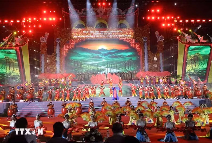 Tiết mục 'Âm vang nguồn cội' mở màn chương trình khai mạc. (Ảnh: Thu Hương/TTXVN)