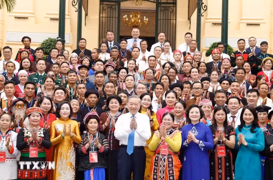 Tổng Bí thư, Chủ tịch nước Tô Lâm với các già làng, trưởng bản, nghệ nhân, người có uy tín tiêu biểu toàn quốc. (Ảnh: Thống Nhất/TTXVN)