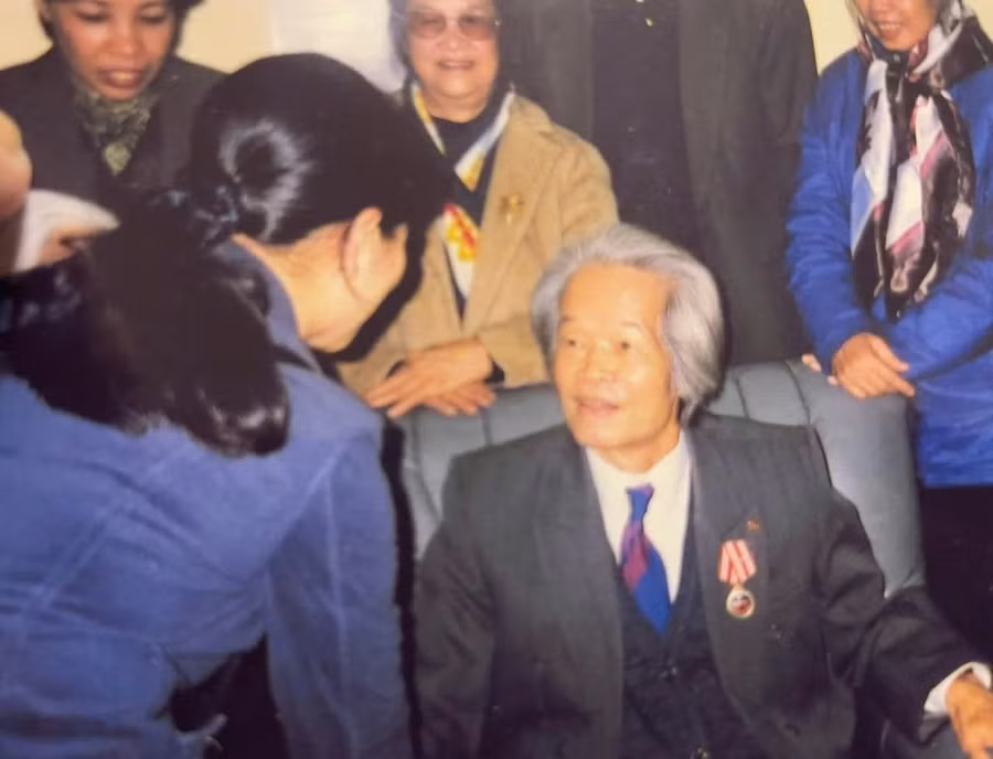 Cụ Ngô Huy Quỳnh được nhận Huân chương Độc lập trong Bệnh viện Việt Xô. Thời gian ngắn sau thì cụ mất.