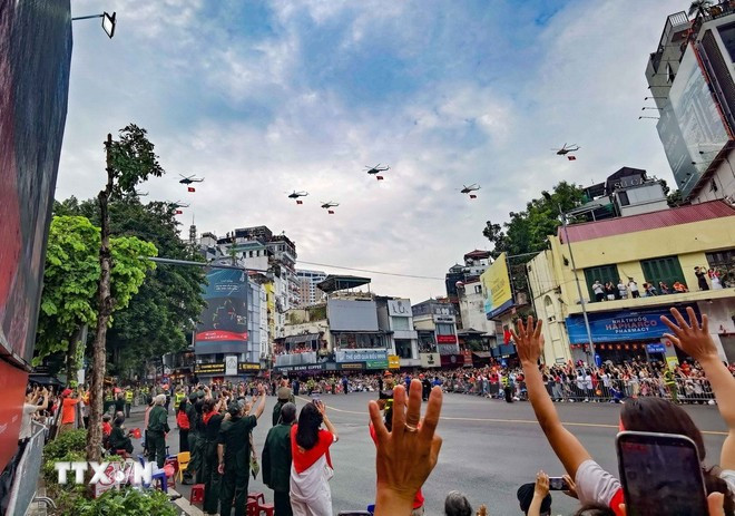 Trực thăng mang cờ Tổ quốc, cờ Đảng bay qua khu vực Cửa Nam. (Ảnh: Thanh Tùng/TTXVN) Trực thăng mang cờ Tổ quốc, cờ Đảng bay qua khu vực Cửa Nam. (Ảnh: Thanh Tùng/TTXVN)