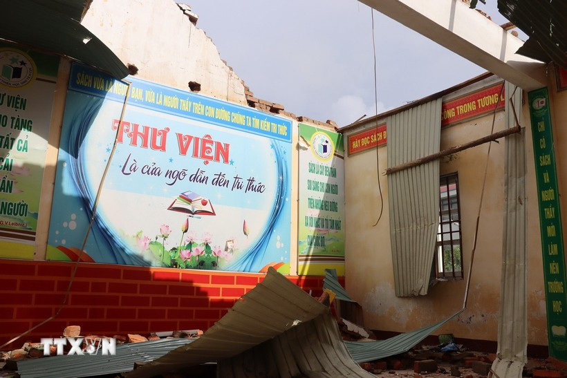 Đẩy nhanh tiến độ sửa chữa, khắc phục các trường học, cơ sở y tế bị hư hại do thiên tai. -Trong ảnh: Phòng thư viện của Trường THCS Sơn Lộc, xã Xuân Lộc, tỉnh Hà Tĩnh, tan hoang sau bão. Ảnh: Hoàng Ngà/TTXVN 1-suachuatruonghoc.jpg