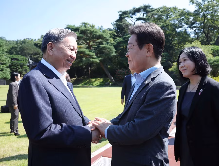 Tổng thống Hàn Quốc Lee Jae Myung đón Tổng Bí thư Tô Lâm tại Nhà Xanh ở thủ đô Seoul vào sáng 12.8.2025. ẢNH: TTXVN