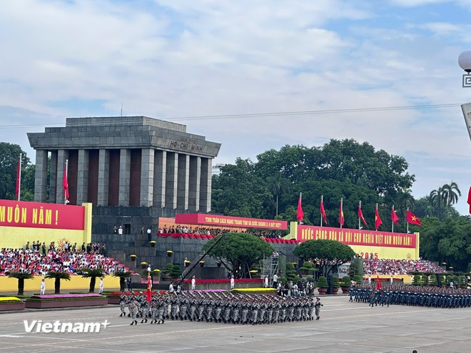 Những khối diễu binh, diễu hành lần lượt tiến vào vị trí, hàng ngũ chỉnh tề, thể hiện tinh thần kỷ luật, sức mạnh và ý chí kiên cường của Quân đội nhân dân Việt Nam, Công an nhân dân cùng lực lượng quần chúng. (Ảnh: PV/Vietnam+) Những khối diễu binh, diễu hành lần lượt tiến vào vị trí, hàng ngũ chỉnh tề, thể hiện tinh thần kỷ luật, sức mạnh và ý chí kiên cường của Quân đội nhân dân Việt Nam, Công an nhân dân cùng lực lượng quần chúng. (Ảnh: PV/Vietnam+)