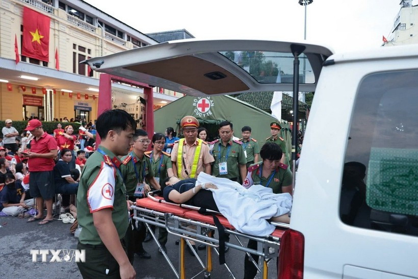 Lực lượng chức năng hỗ trợ chăm sóc sức khỏe một người dân bị ngất trên phố Lê Duẩn ngày 30/8. (Ảnh: Trần Việt/TTXVN) ho-tro-y-te-a80.jpg