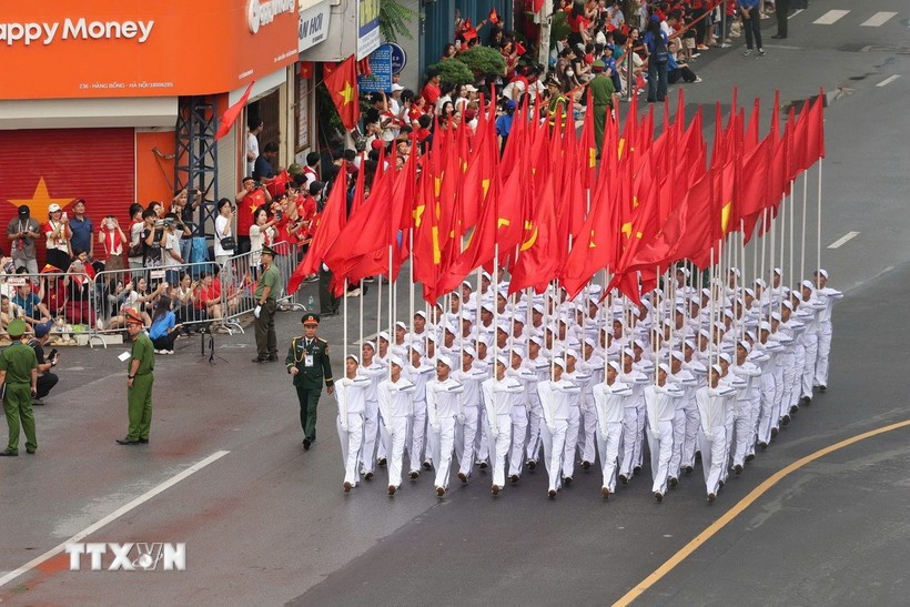 Các khối diễu binh, diễu hành trên đường phố Hà Nội trong Lễ tổng duyệt A80. (Ảnh: Bùi Cương Quyết/TTXVN) 1-80-nam-quoc-khanh.jpg
