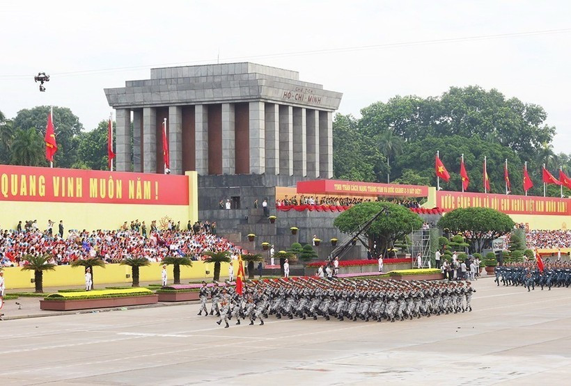 Khối chiến sỹ đặc nhiệm dù diễu qua Lễ đài. (Ảnh: TTXVN) tong-duyet-a80.jpg