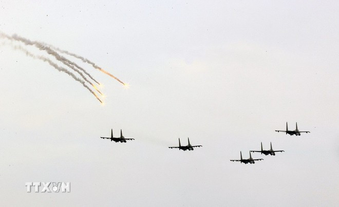 Màn trình diễn phun bẫy nhiệt của máy bay tiêm kích Su-30MK2 trên bầu trời Hà Nội. (Ảnh: Huy Hùng/TTXVN) Màn trình diễn phun bẫy nhiệt của máy bay tiêm kích Su-30MK2 trên bầu trời Hà Nội. (Ảnh: Huy Hùng/TTXVN)