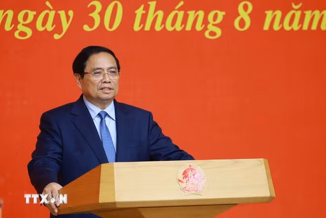 Thủ tướng Phạm Minh Chính phát biểu giao nhiệm vụ cho ông Lê Hoài Trung, Bí thư Trung ương Đảng, Quyền Bộ trưởng Bộ Ngoại giao. (Ảnh: Dương Giang/TTXVN)