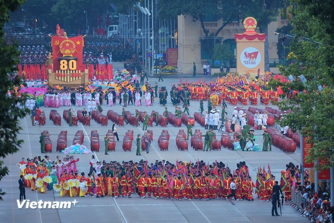 Khối các xe nghi trượng, trống hội cũng đã bắt đầu vào địa điểm tập kết tại đường Hùng Vương - quảng trường Ba Đình. (Ảnh: Vietnam+) Khối các xe nghi trượng, trống hội cũng đã bắt đầu vào địa điểm tập kết tại đường Hùng Vương - quảng trường Ba Đình. (Ảnh: Vietnam+)