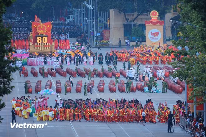 Khối các xe nghi trượng, trống hội cũng đã bắt đầu vào địa điểm tập kết tại đường Hùng Vương - quảng trường Ba Đình. (Ảnh: Vietnam+)