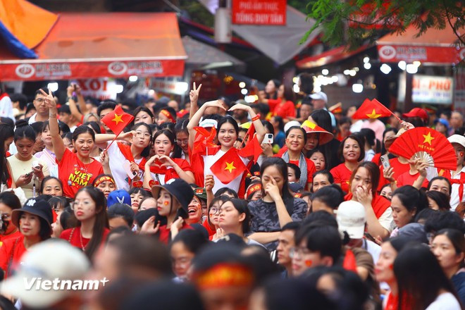 Người dân háo hức chờ đón các đoàn diễu binh, diễu hành. (Ảnh:Vietnam+) Người dân háo hức chờ đón các đoàn diễu binh, diễu hành. (Ảnh:Vietnam+)