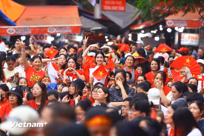 Người dân háo hức chờ đón các đoàn diễu binh, diễu hành. (Ảnh:Vietnam+)