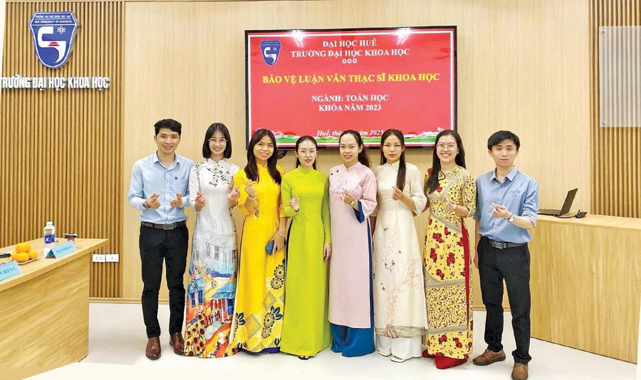 8 giáo viên Toán của Trường THPT Chi Lăng (Gia Lai) xuất sắc bảo vệ thành công luận văn thạc sĩ khoa học ngành Toán học tại Trường Đại học Huế. Ảnh: ĐVCC 1changlang.jpg