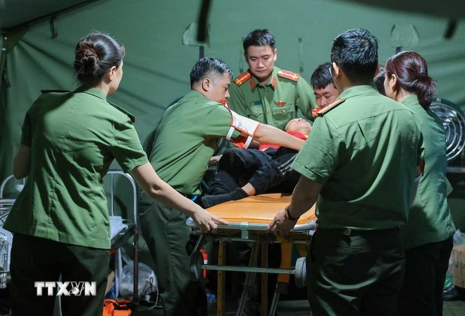 Các bác sỹ của Công an Hà Nội khẩn trương sơ cứu cho người dân bị ngã, có hiện tượng co giật khi đi xem lễ diễu binh, diễu hành tại trạm y tế dã chiến phố Liễu Giai. (Ảnh: Hoàng Hiếu/TTXVN) Các bác sỹ của Công an Hà Nội khẩn trương sơ cứu cho người dân bị ngã, có hiện tượng co giật khi đi xem lễ diễu binh, diễu hành tại trạm y tế dã chiến phố Liễu Giai. (Ảnh: Hoàng Hiếu/TTXVN)