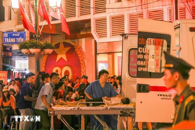 Lực lượng chức năng hỗ trợ y tế một người dân gặp vấn đề về sức khỏe tại phố Tràng Tiền ngày 30/8. (Ảnh: Thành Phương/TTXVN) Lực lượng chức năng hỗ trợ y tế một người dân gặp vấn đề về sức khỏe tại phố Tràng Tiền ngày 30/8. (Ảnh: Thành Phương/TTXVN)