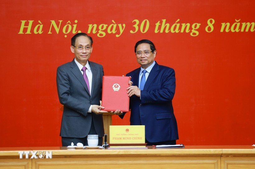 Thủ tướng Phạm Minh Chính trao quyết định bổ nhiệm ông Lê Hoài Trung, Bí thư Trung ương Đảng, nguyên Chánh Văn phòng Trung ương Đảng giữ chức Quyền Bộ trưởng Bộ Ngoại giao. (Ảnh: Dương Giang/TTXVN) bo-ngoai-giao.jpg
